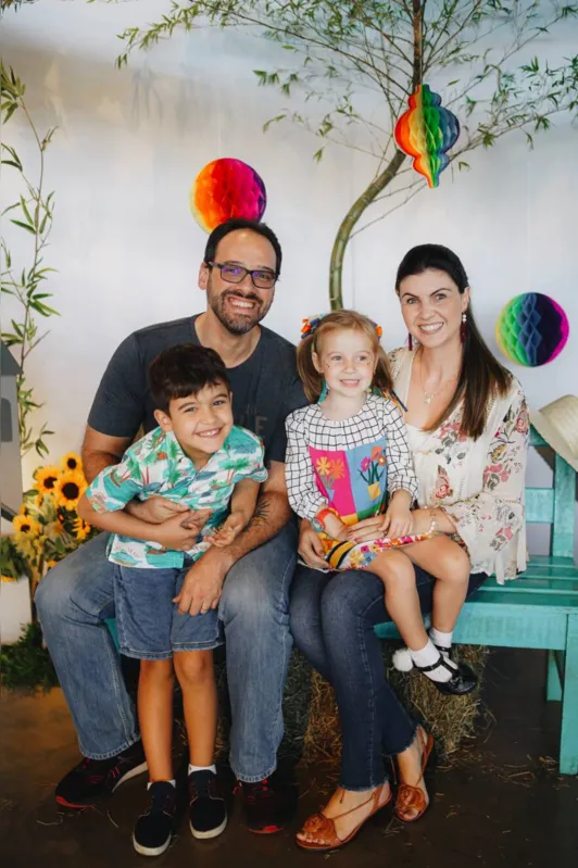 Fernanda Nara Tribulato Garla e Bruno Pozzi com os filhos