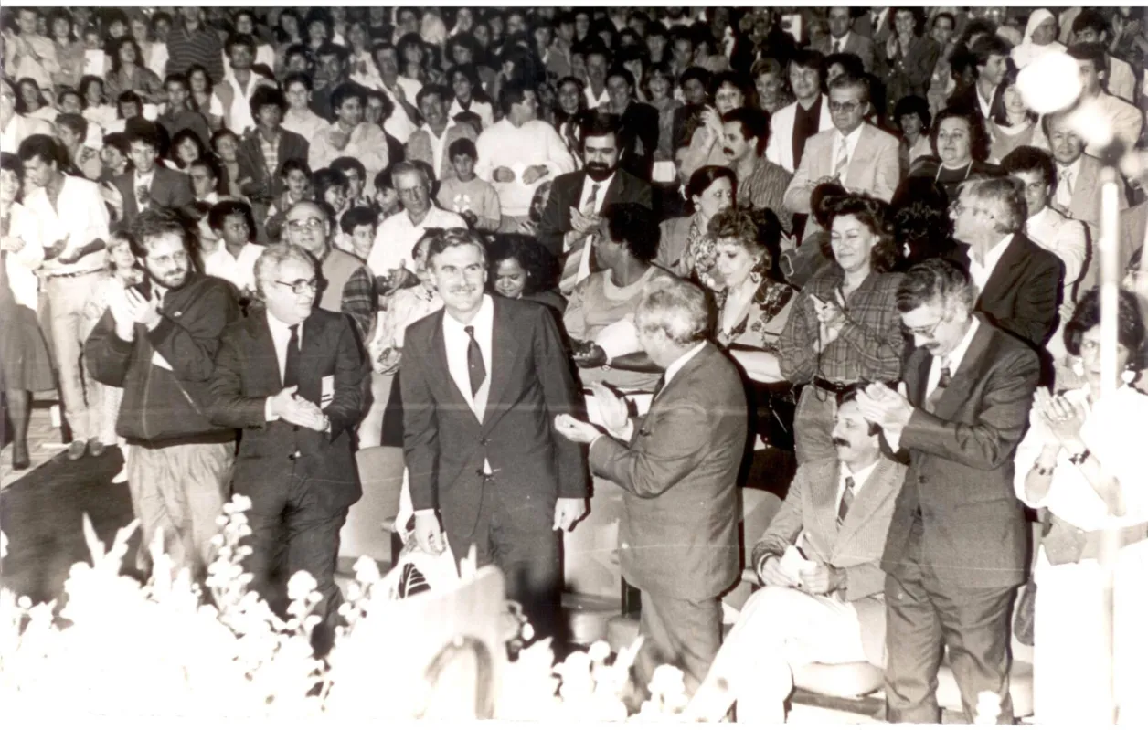 O Cine Teatro Padre Zanelli lotado no dia de sua inauguração em13 de agosto de 1988