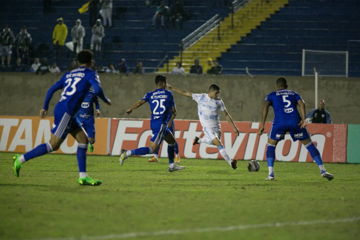 Imagem ilustrativa da imagem LEC sai na frente, toma dois gols no fim e perde para o Cruzeiro