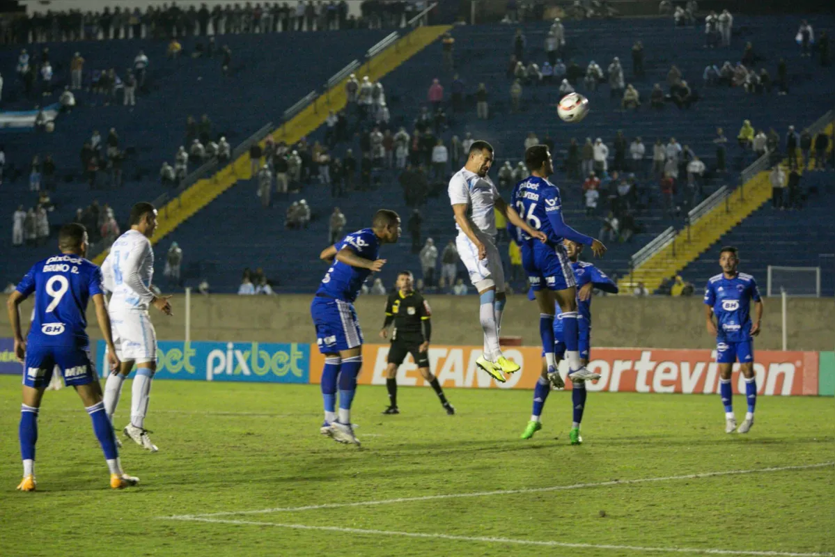 Imagem ilustrativa da imagem LEC sai na frente, toma dois gols no fim e perde para o Cruzeiro