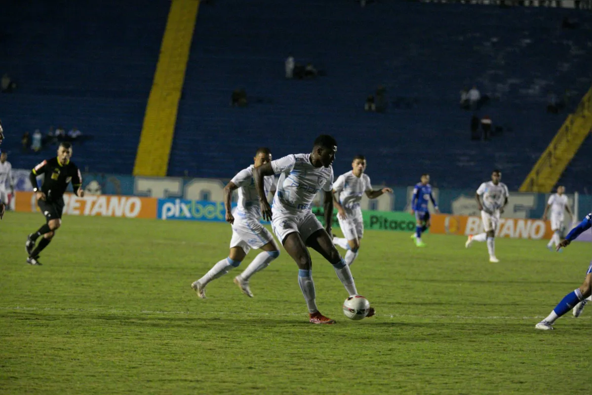 Imagem ilustrativa da imagem LEC sai na frente, toma dois gols no fim e perde para o Cruzeiro