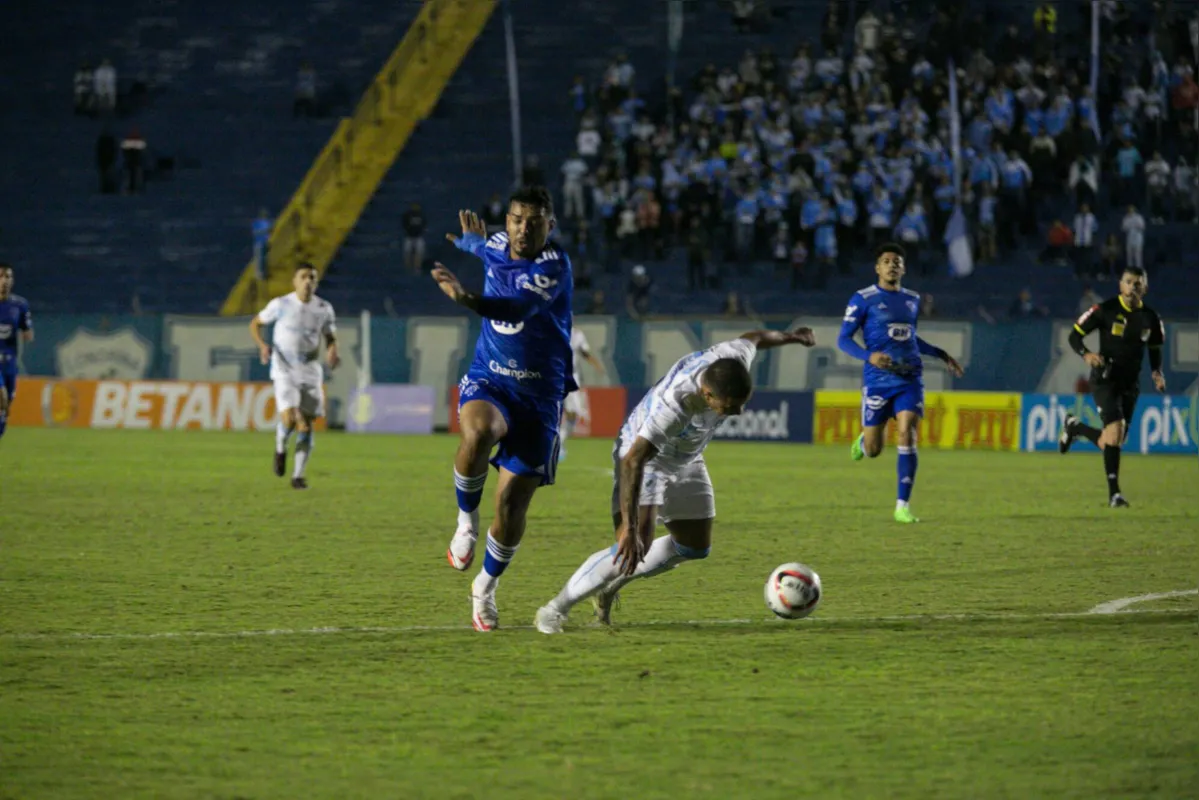 Imagem ilustrativa da imagem LEC sai na frente, toma dois gols no fim e perde para o Cruzeiro