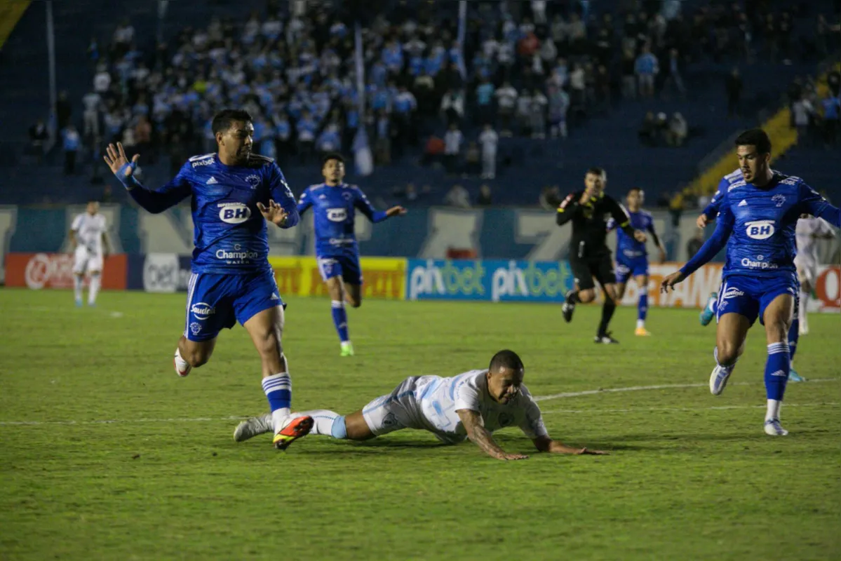 Imagem ilustrativa da imagem LEC sai na frente, toma dois gols no fim e perde para o Cruzeiro
