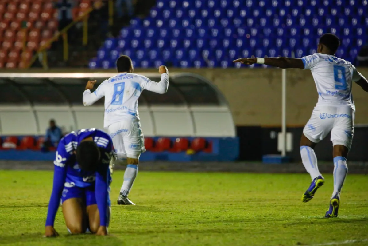 Imagem ilustrativa da imagem LEC sai na frente, toma dois gols no fim e perde para o Cruzeiro