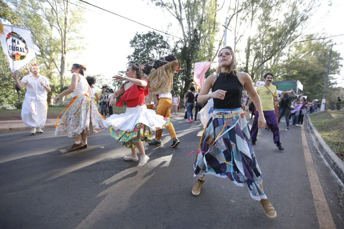 Cortejo contou com uma música-tema comandada pela Orquestra Ouro Verde que também animou a festa com hits que foram do axé music ao samba-rock