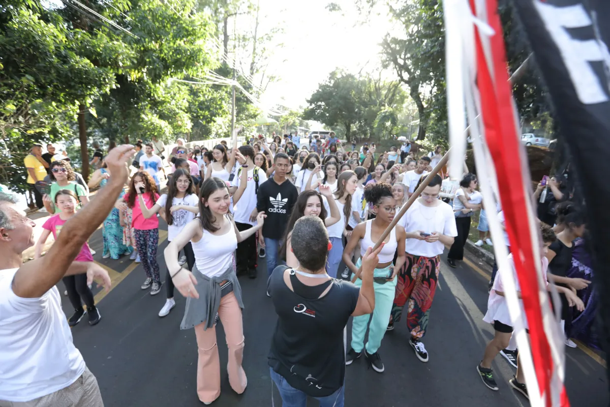 O público seguiu o cortejo dançante pelo caminho em clima de carnaval fora de época