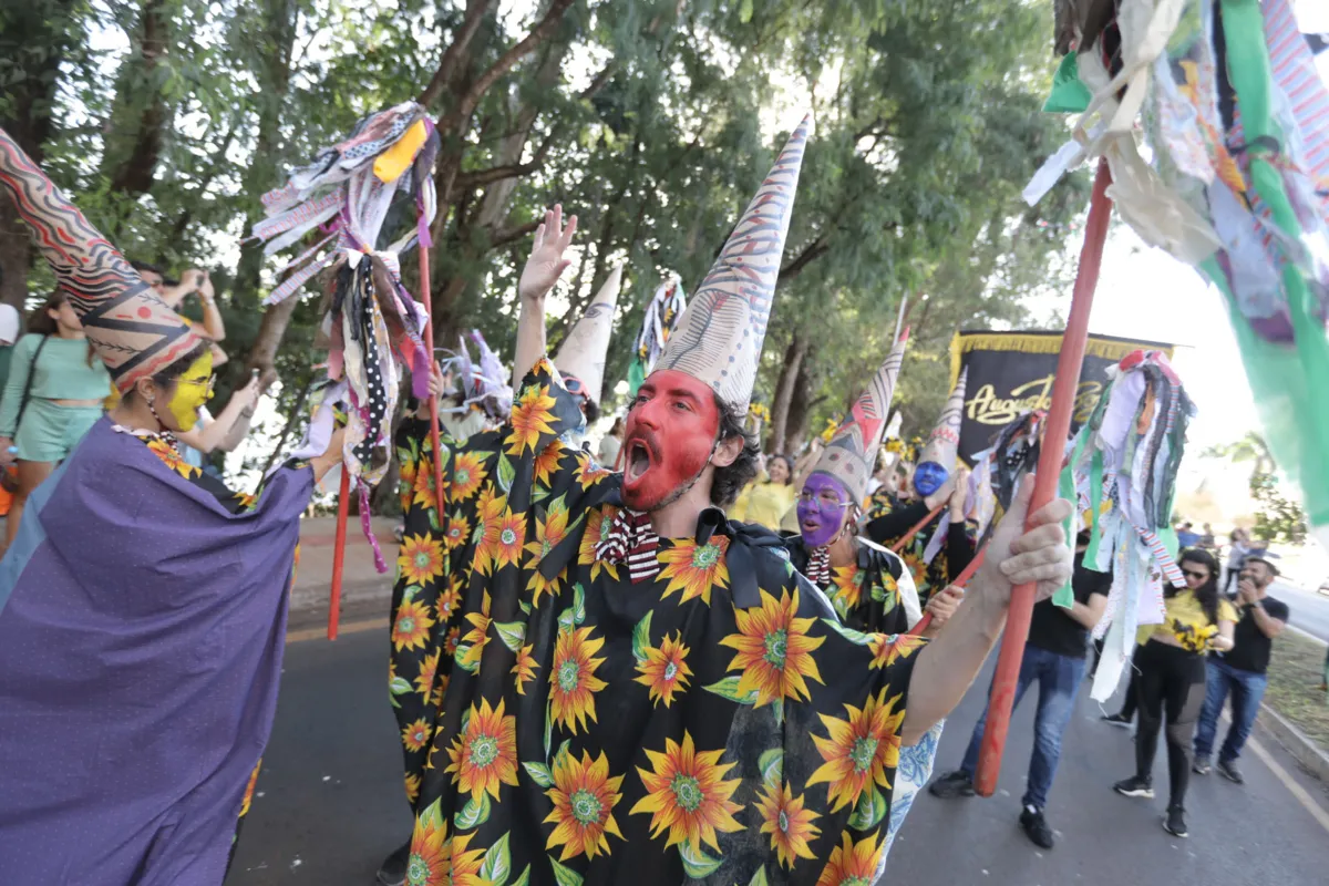 Artistas  de várias modalidades - como dança, teatro e circo - compuseram as alas coreográficas que foram até a barragem do Iagpó: após a pandemia, Festival de Dança fez um convite  à vida