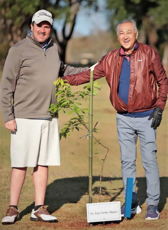 Reconhecimento eternizado!  Fabio P. Marin, presidente do Londrina Golf Club, homenageou o ex-presidente e fundador do clube, o médico cardiologista Luiz Carlos Miguita, em recente cerimônia com plantio de uma cerejeira japonesa no campo do Londrina Golf Club.