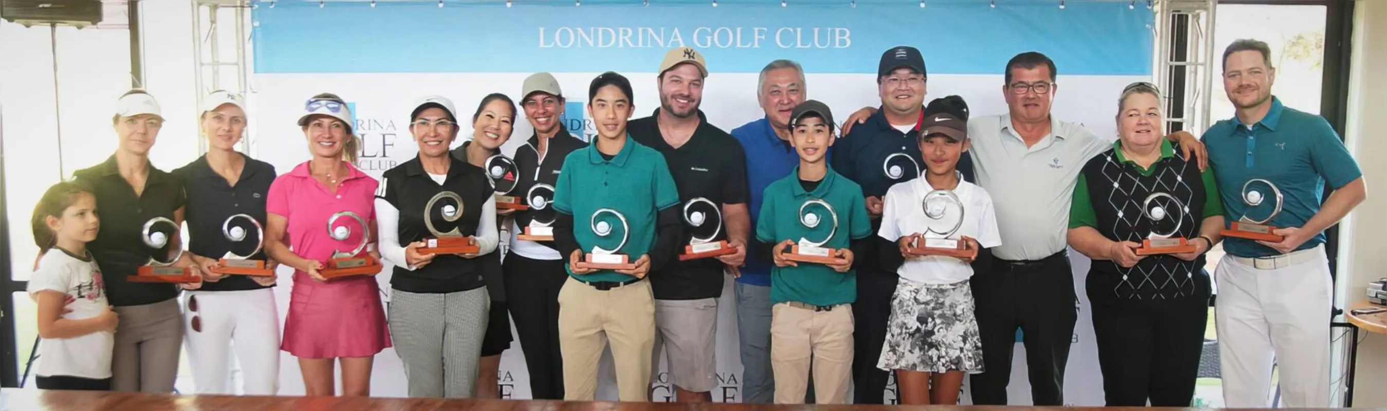 O 1º Torneio Fundadores e Veteranos do Londrina Golf Club foi um sucesso, com grande número de participantes. Na foto, os vencedores do torneio  Heloisa Fuganti, Emili Ronconi, Juliana Calisto, Monica Pasello, Alice Sato, Fernanda Inagaki, Cristina Silva, Matheus Hatamura, Adriano Beccatti, Luiz Carlos Miguita, Lucas Hatamura, Rodrigo Hasegawa, Ana Fabia Matsuzaki, Carlos Fujiwara, Jovana Fuganti e Ivan K. Fuganti.