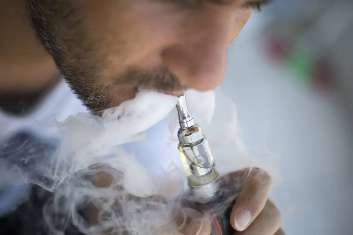 Maior temor dos especialistas em saúde pública  é que a moda dos DEFs provoque um aumento do número de jovens em contato com outros produtos da indústria tabagista