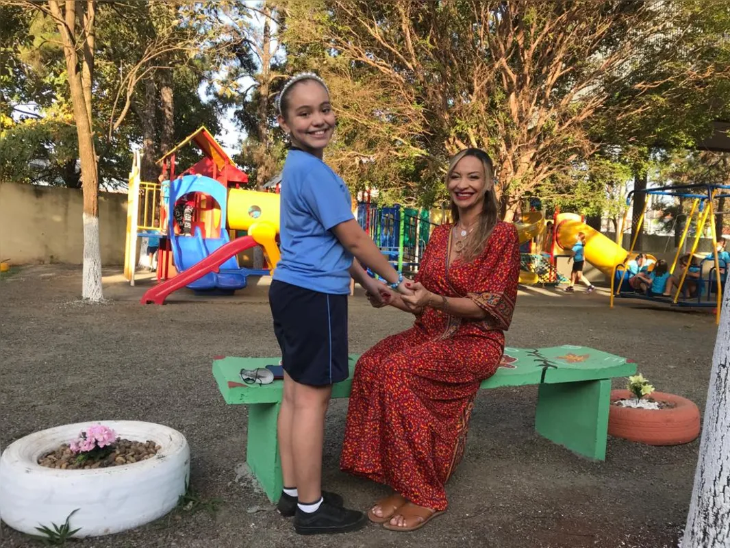 A aluna Maria Gabrielly Marques Dutra e a diretora Vânia Isabeli Costa da Escola Municipal Carlos Dietz:  além do 7 de Setembro, sessões de cinema animam alunos na volta às aulas