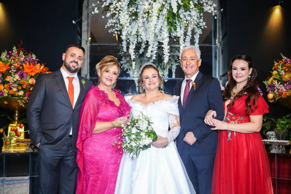 A noiva com o irmão Marcelo Odebrecht Carvalho de Mendonça, a mãe Esmeralda Odebrecht Carvalho de Mendonça, o pai, Marcelo Agudo Carvalho de Mendonça e a irmã Miriam Mendonça Caldareli