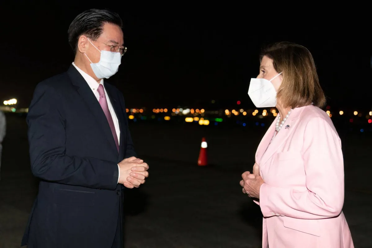 Pelosi chegou à ilha do leste asiático sob ameaças de escalada militar da China