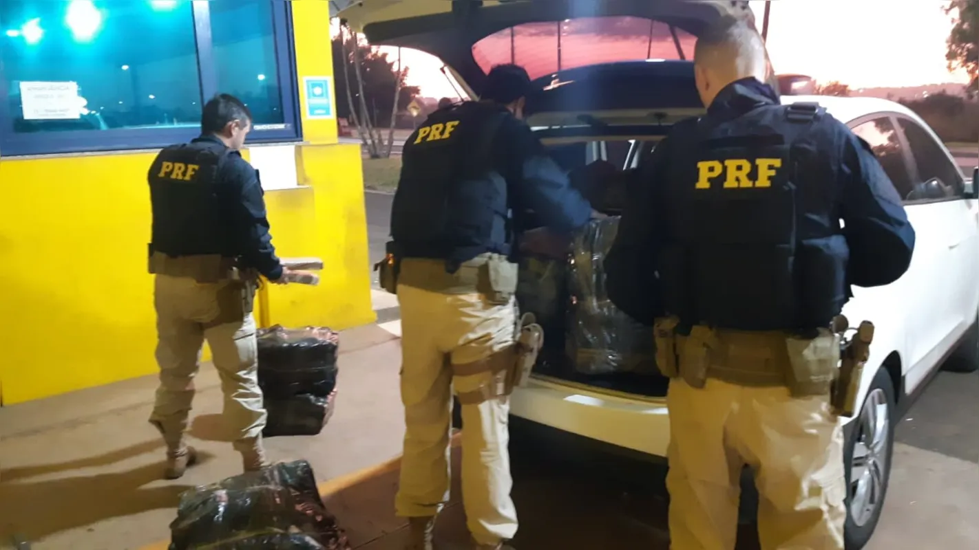 A equipe realizou a abordagem de um veículo SUV IX35 que partiu de Foz do Iguaçu e iria para a capital paulista