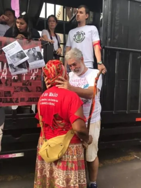 Maurício Borges, pai da bailarina Magó, nas manifestações públicas pelo assassinato da filha em 2020