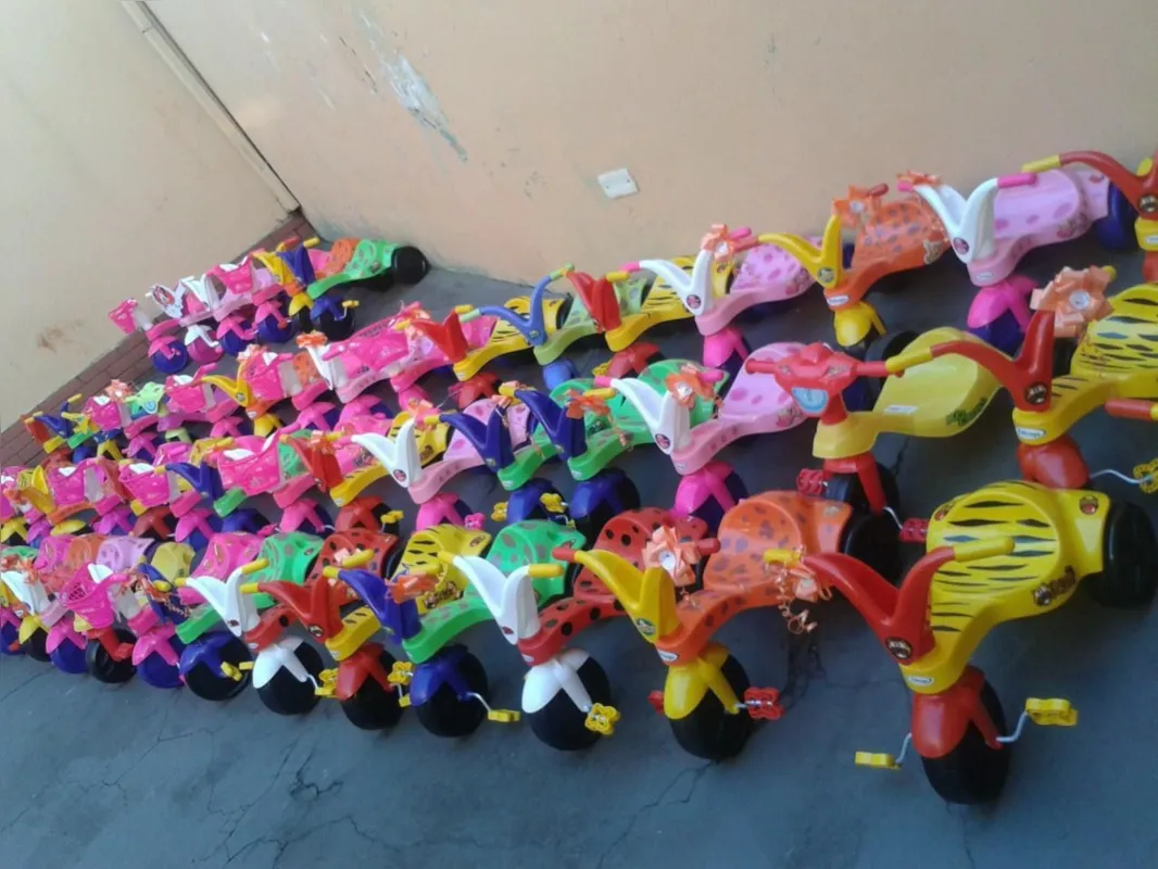 Pais de alunos do CMEI - Centro Municipal de Educação Infantil Abdias do Nascimento conseguiram motocas para a escola através de uma campanha pelas redes sociais