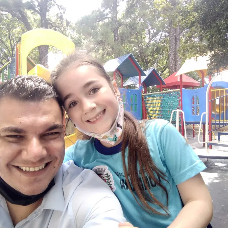 José Skio Júnior, pai de Alice, doou uma bicicleta à escola Carlos Dietz