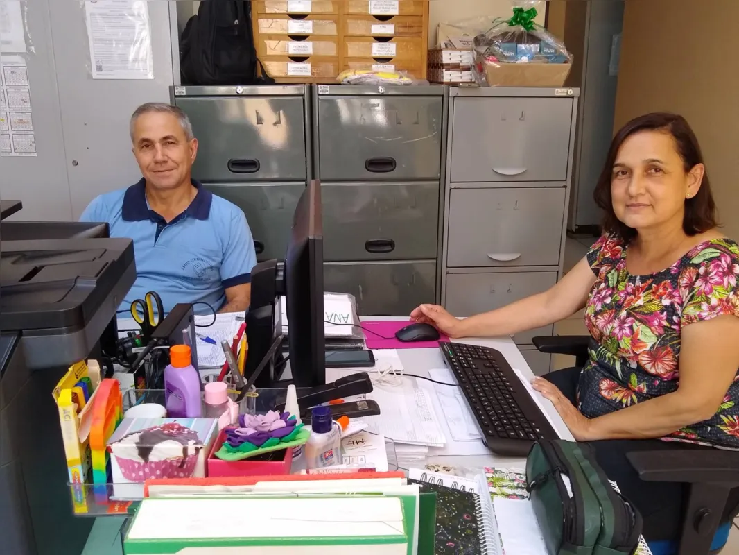 O diretor Marco Aurélio de Carvalho e a coordenadora Rosa Alzira dos Santos da escola rural do Distrito de Maravilha:  mutirão de pais de alunos fez construção para integrar a escola