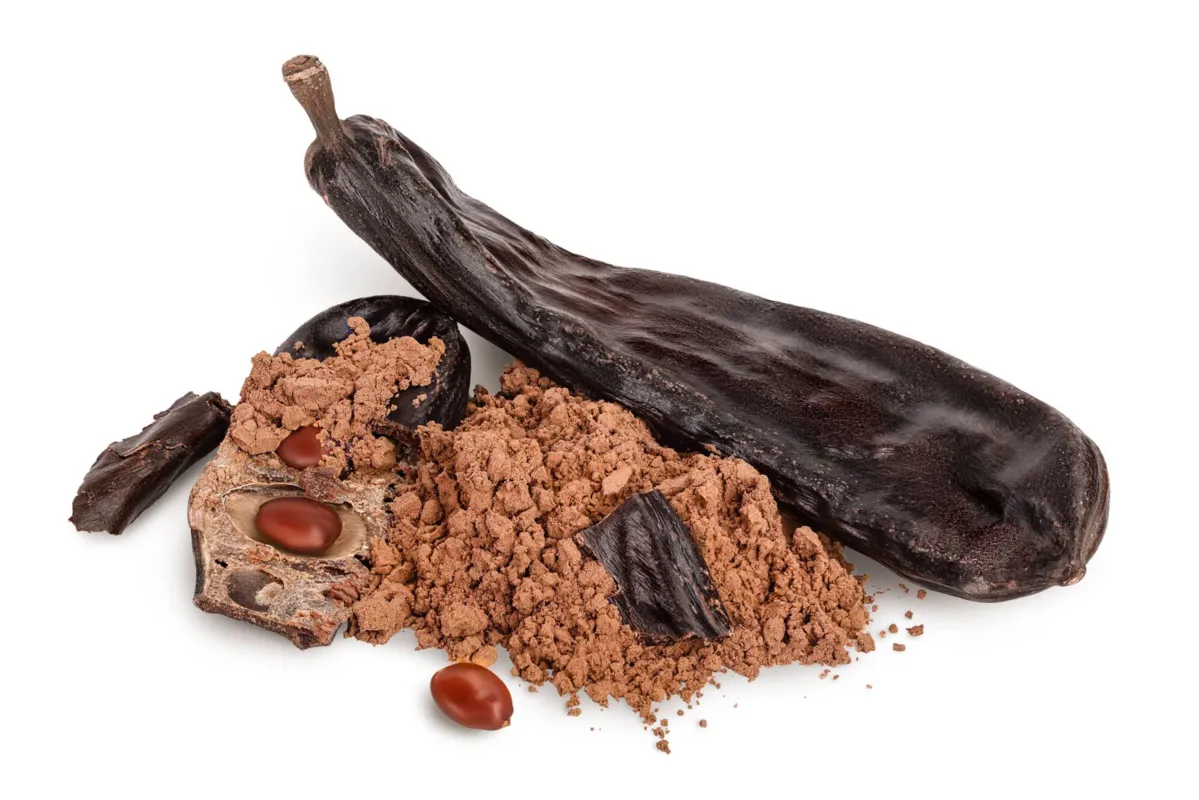 A farinha de alfarroba é utilizada na indústria alimentícia na fabricação de bolos, cookies, bebidas, dentre outros produtos, devido ao seu elevado teor em fibras