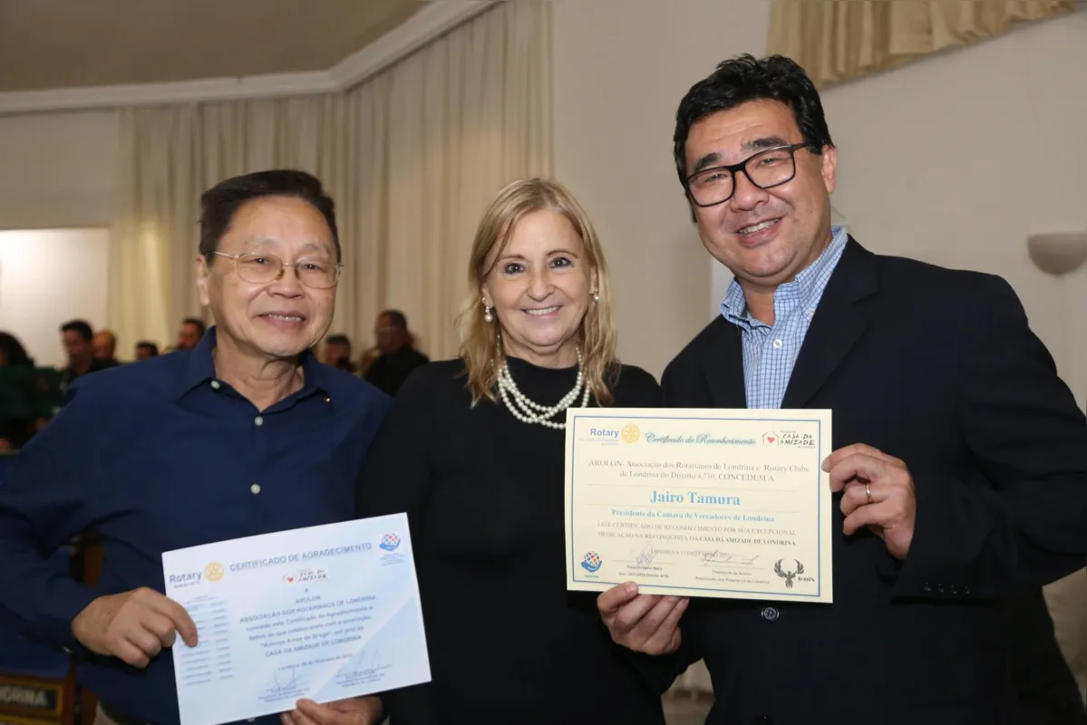 Os rotarianos Paulo Watanabe e Felícia Watanabe com o presidente da Câmara de Vereadores de Londrina, Jairo Tamura