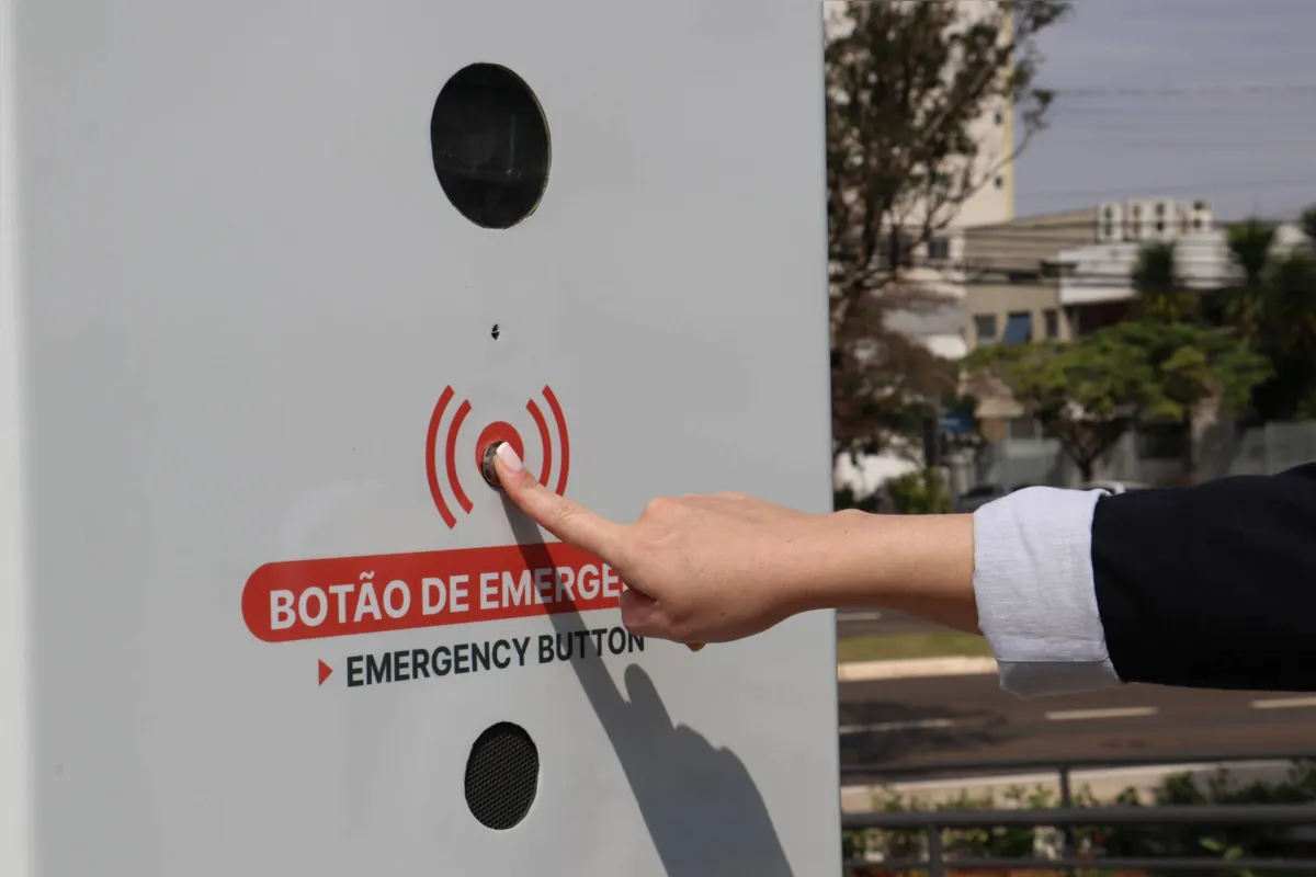 Imagem ilustrativa da imagem Praça Dom Pedro I recebe totem de segurança da GM em Londrina