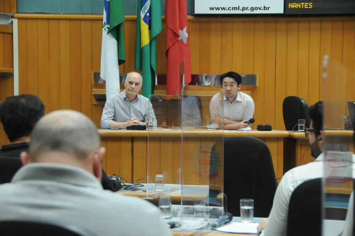 Os vereadores e as vereadoras da Câmara de Londrina se reuniram na tarde desta quinta-feira (4) para a 48ª sessão ordinária de 2022, com transmissão ao vivo pelo Facebook e Youtube. Na foto Fábio Tanno, diretor-geral de Cadastro e Informação da Secretaria Municipal de Fazenda de Londrina e Fernando Bergamasco, diretor de projetos da Secretaria Municipal de Obras de Londrina.