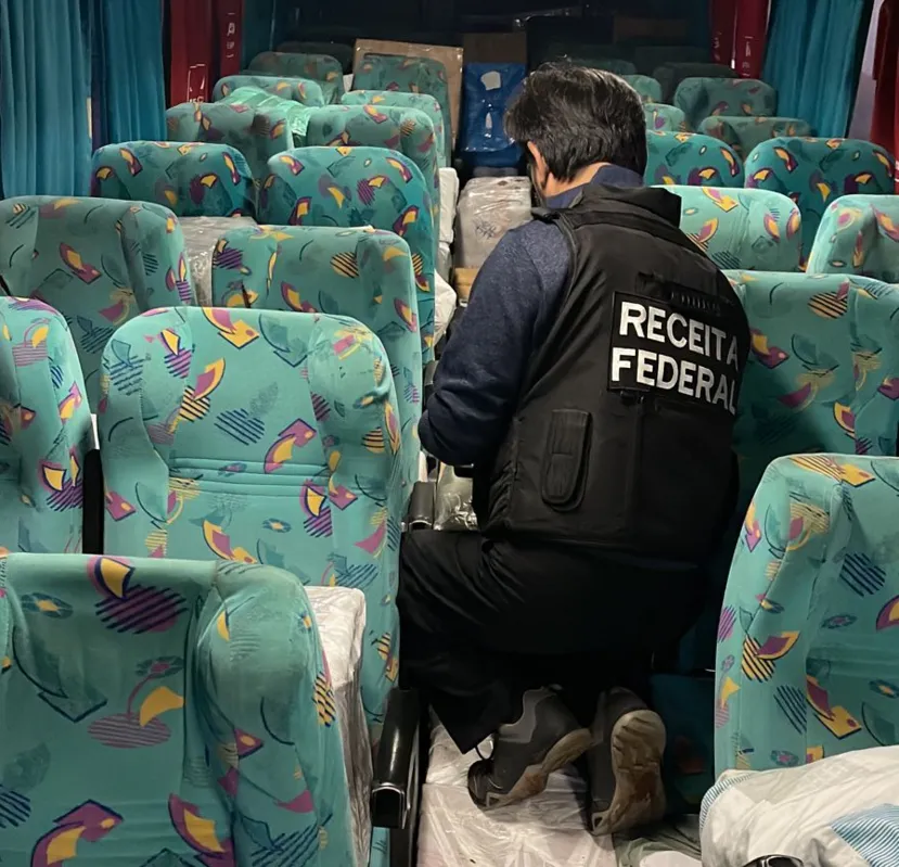 O ônibus estava carregado de mercadorias de origem estrangeira sem comprovação da regular importação.