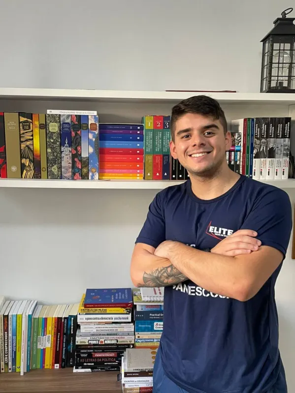 Thiago Mulim, supervisor do  pré-vestibular do Elite Rede de Ensino\; \contaremos com dois psicólogos de nossa equipe para discutir temas relevantes na live"