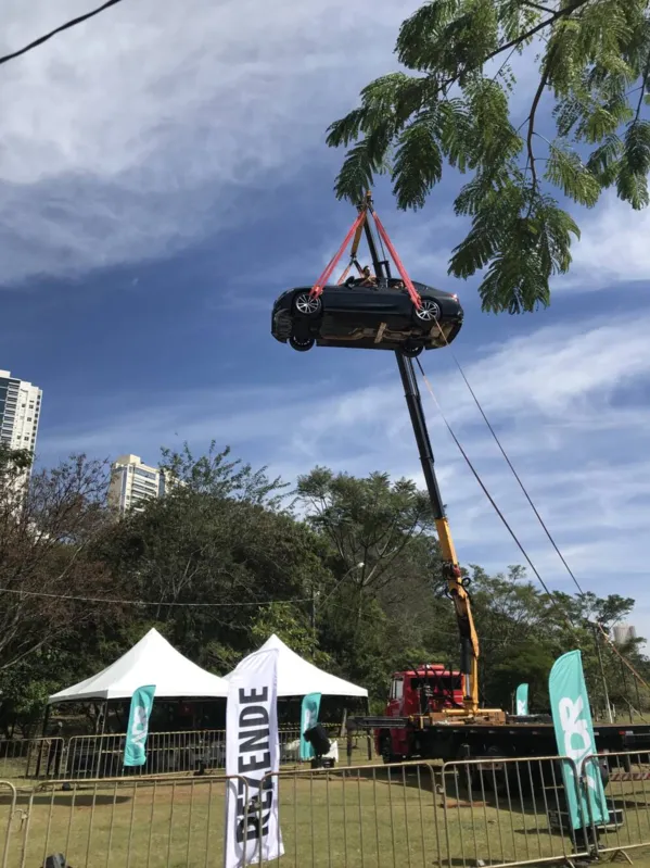 Imagem ilustrativa da imagem Rezende desafia amigos com BMW suspensa sobre o Igapó