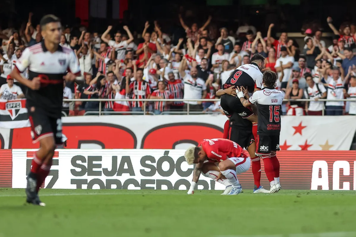 Calleri comemora o seu 11º gol no Campeonato Brasileiro