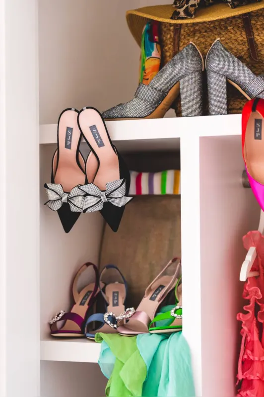 Na casa, há  armários com acessórios iguais aos usados pela personagem Carrie Bradshaw de "Sex and the City"