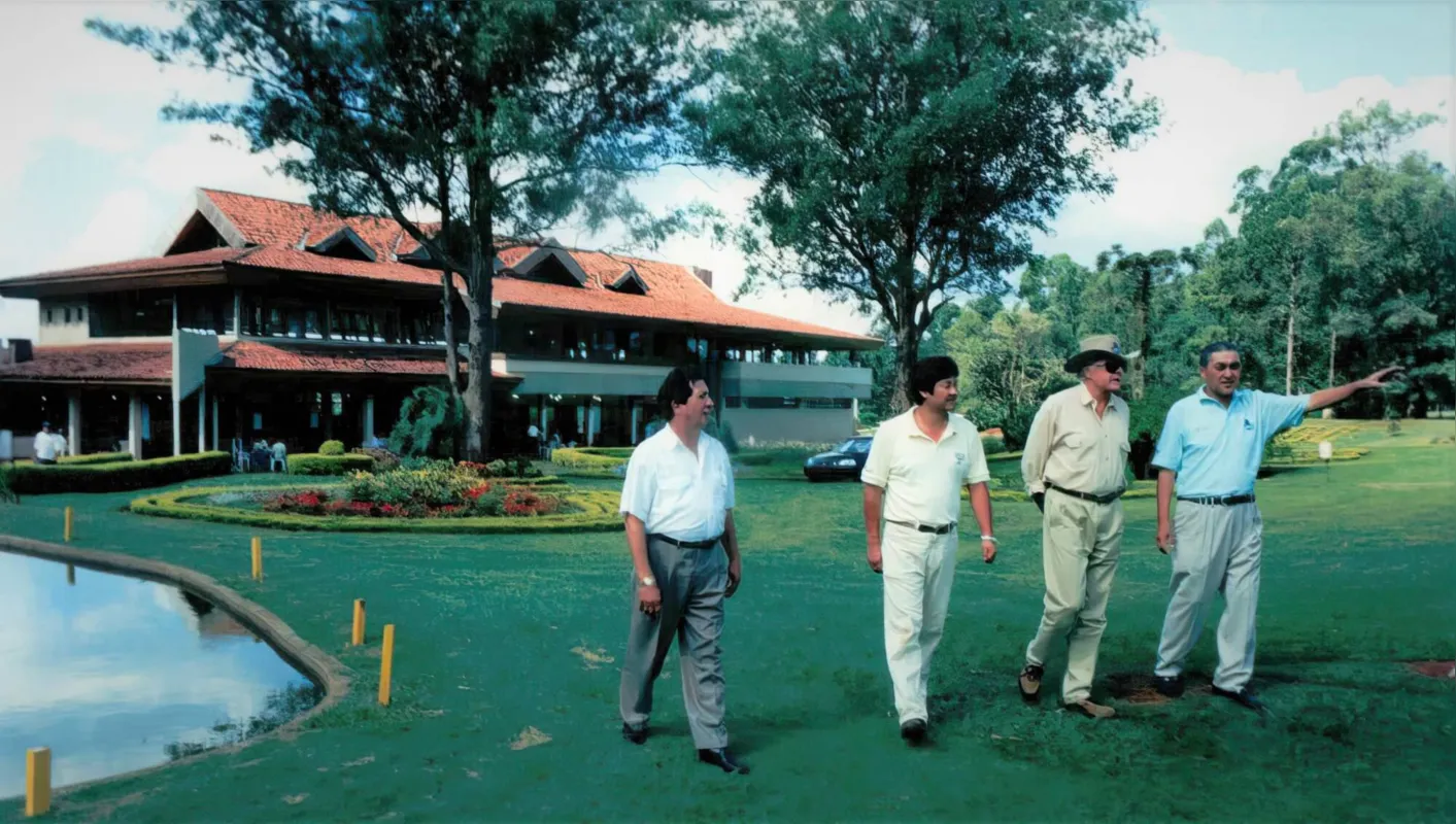 Isnard Cordeiro, Miton Ogawa, Dom Eudes de Orleans e Bragança e o Dr.  Miguita pelo campo do LGC