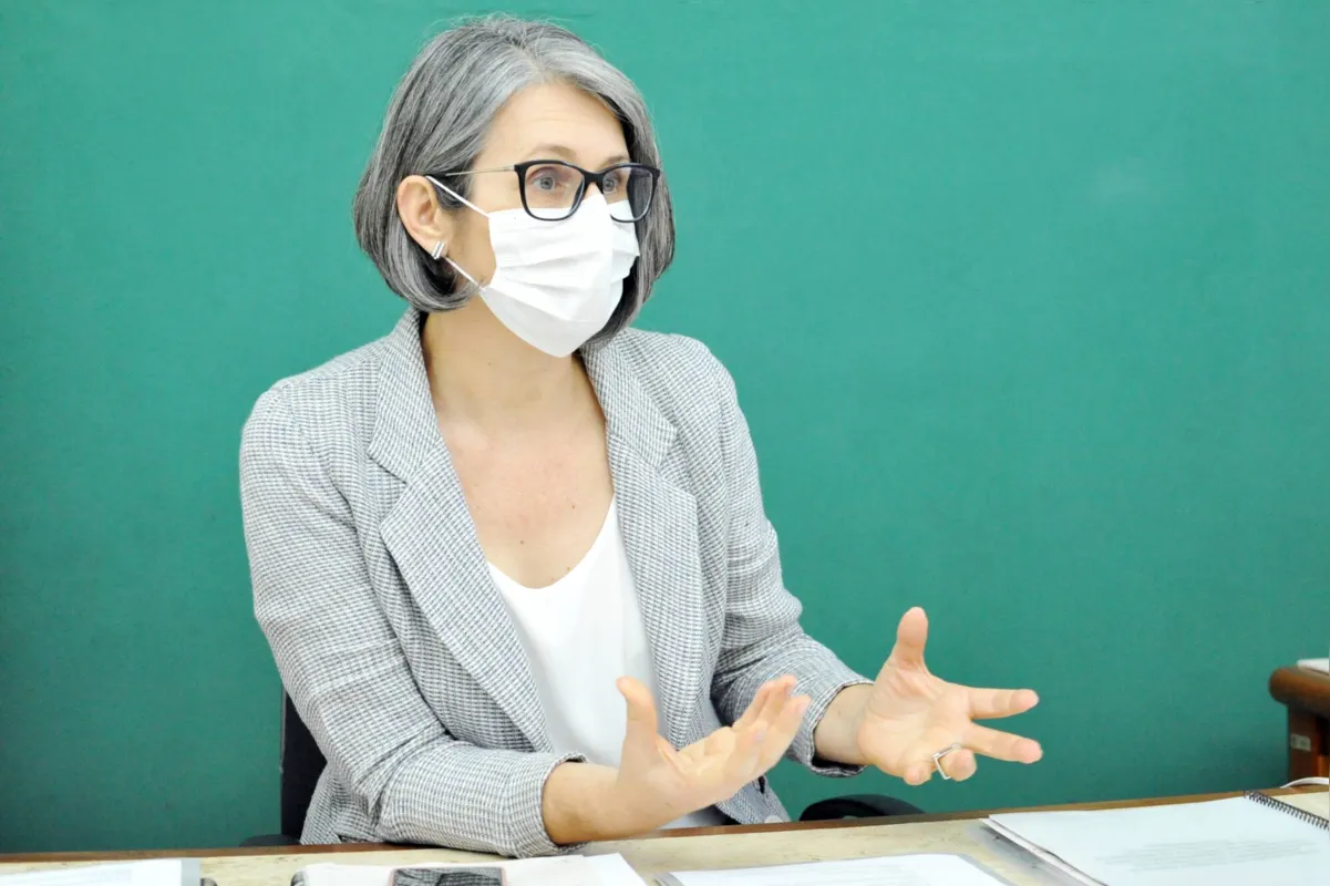 Em entrevista à FOLHA, a reitora Marta Favaro xpõe sua preocupação em relação à escassez das verbas de custeio, especialmente para contratação de funcionários e docentes