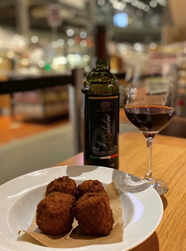 Arancini caprese do  Eataly de São Paulo: combinação perfeita com o vinho