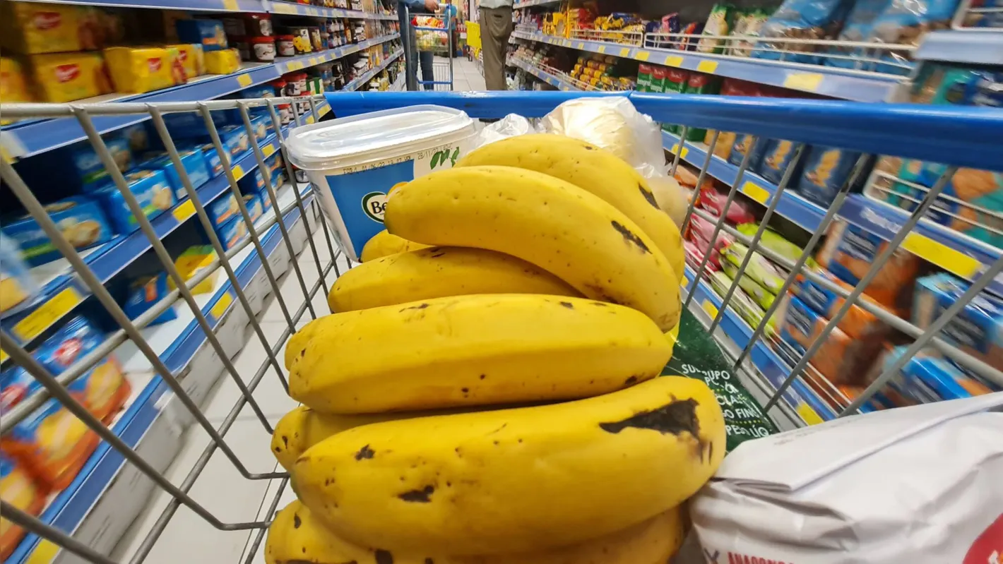 Imagem ilustrativa da imagem Valor da cesta básica cai em julho, mas acumula alta de 10% no ano