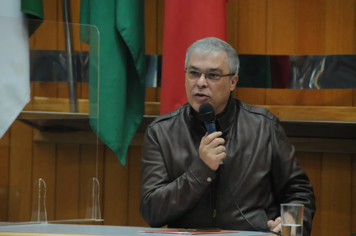 O procurador-geral do Município, João Esteves, foi à Câmara defender projeto retirado de pauta