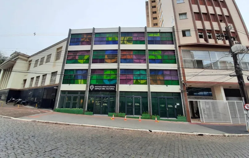 Associação Médica de Londrina ganhou nova fachada com painel multicolorido e reabre nesta quinta-feira (18)