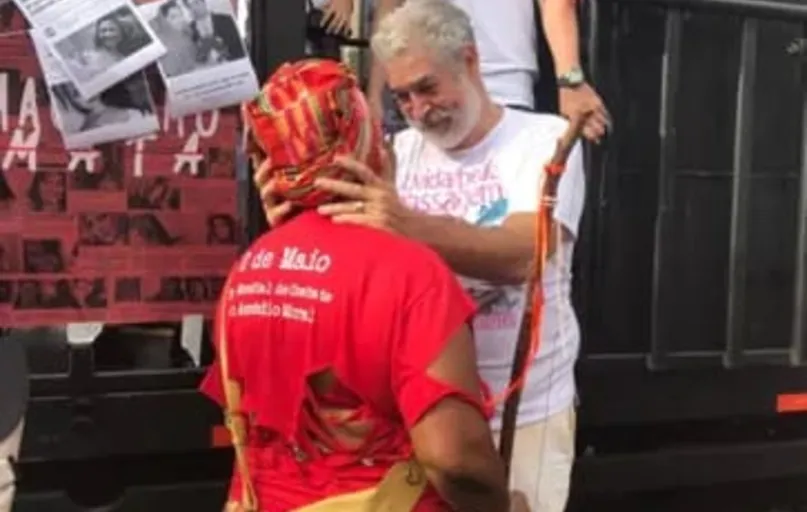Maurício Borges, pai da bailarina Magó, nas manifestações públicas pelo assassinato da filha em 2020