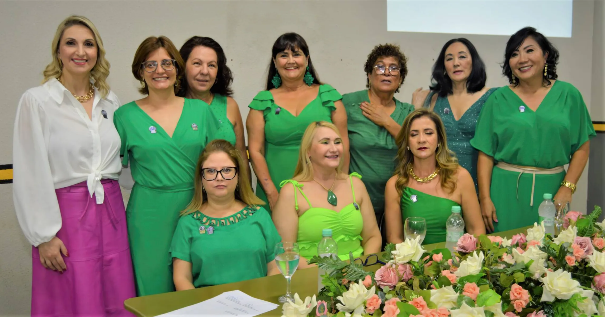A nova diretoria empossada com a coordenadora estadual da Câmara da Mulher do Paraná, Cláudia Colpi