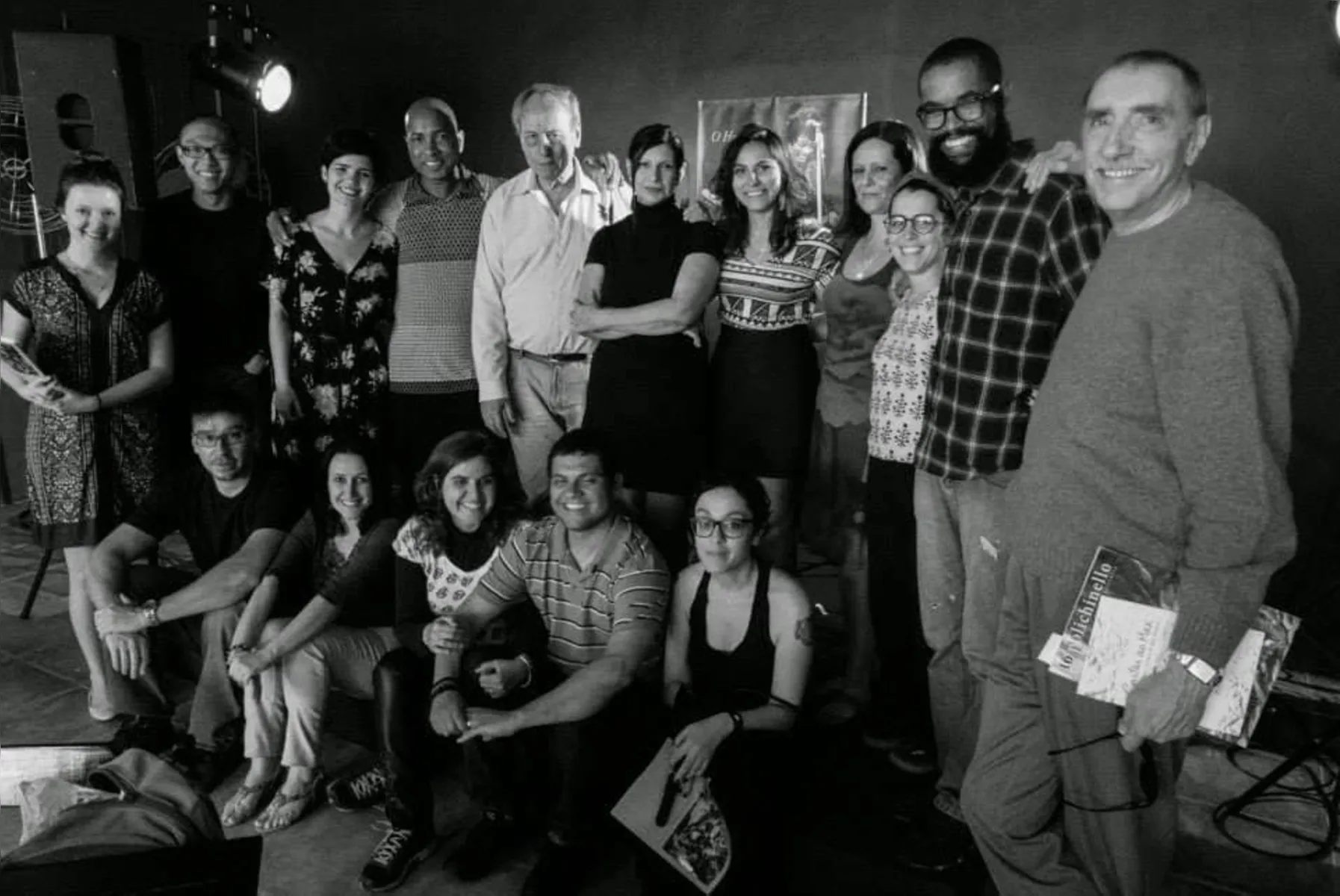 Claudio Willer com o poeta Alfredo Fressia (em primeiro plano, já falecido), a filósofa Marcia Tiburi (sentada, à direita) e outros autores no lançamento da revista literária Polichinelo, em São Paulo,  em novembro de 2014