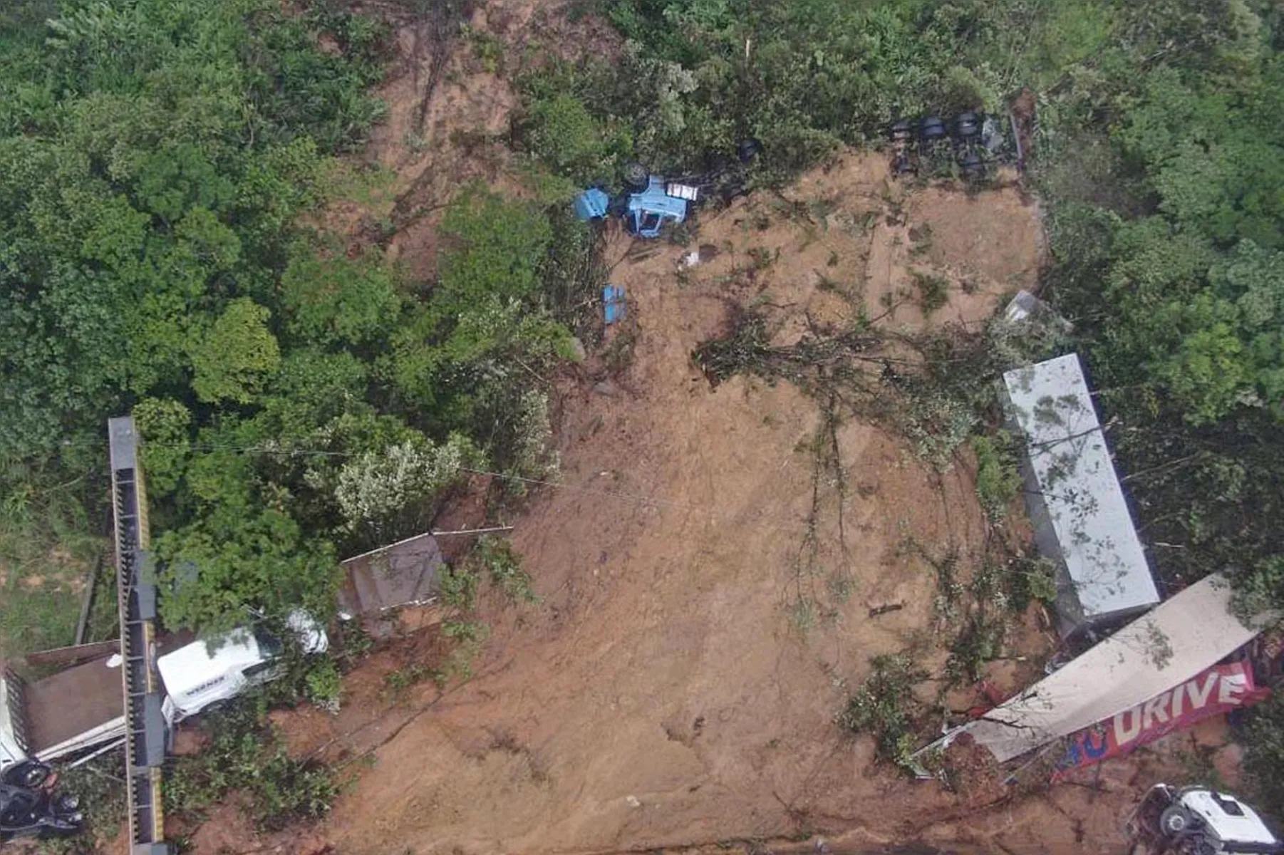 Imagem ilustrativa da imagem Deslizamento de terra em Guaratuba arrasta carros e deixa ao menos 2 mortos