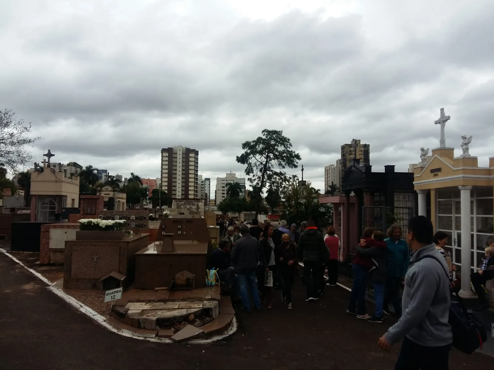 Imagem ilustrativa da imagem Dia de Finados movimenta cemitérios em Londrina