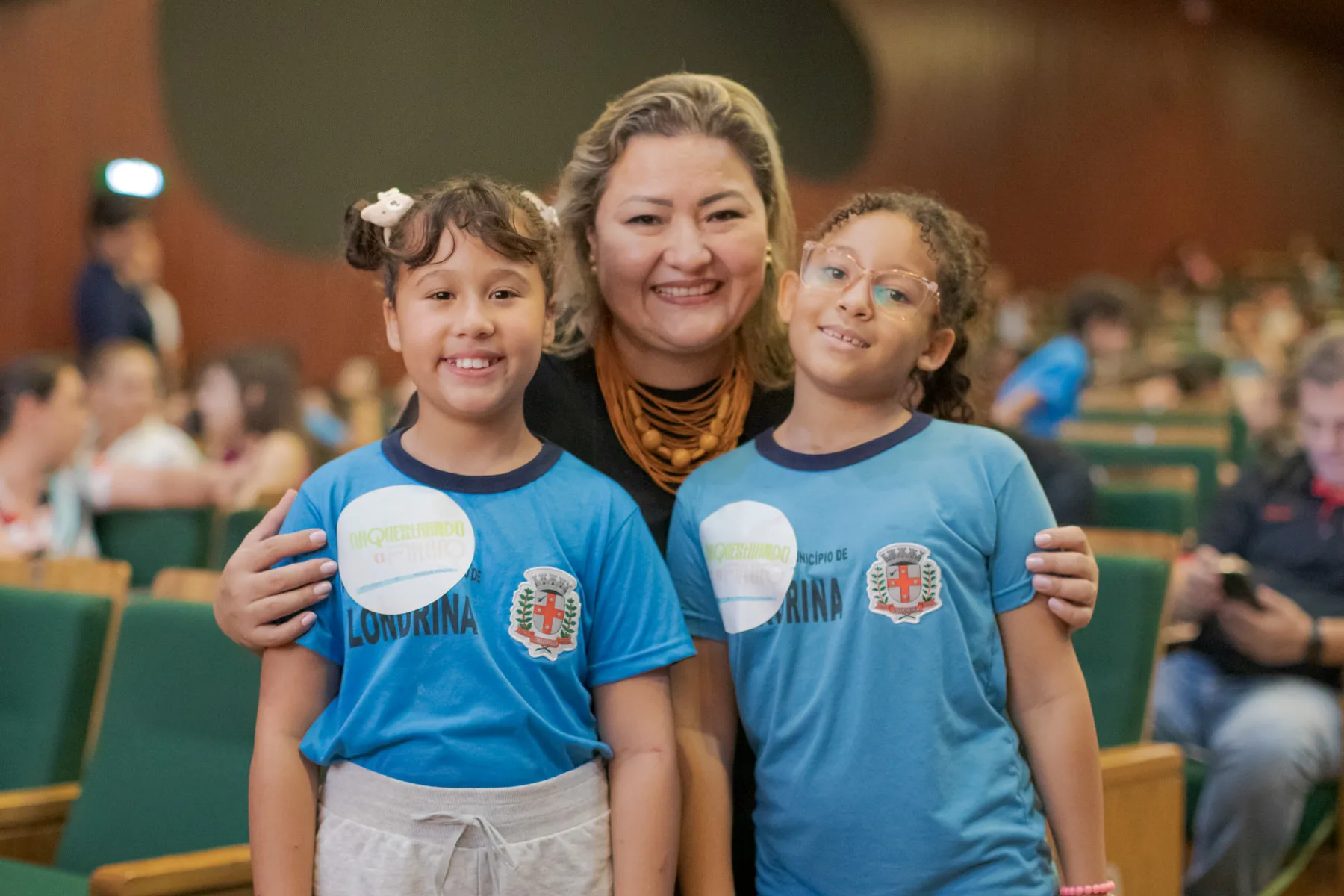 A vice-diretora da Escola Arthur Thomas, Cristiane Tokairin e as alunas Ayla Cristina Rocha e Rhaylhana Derney Amancio: prazer em aprender música
