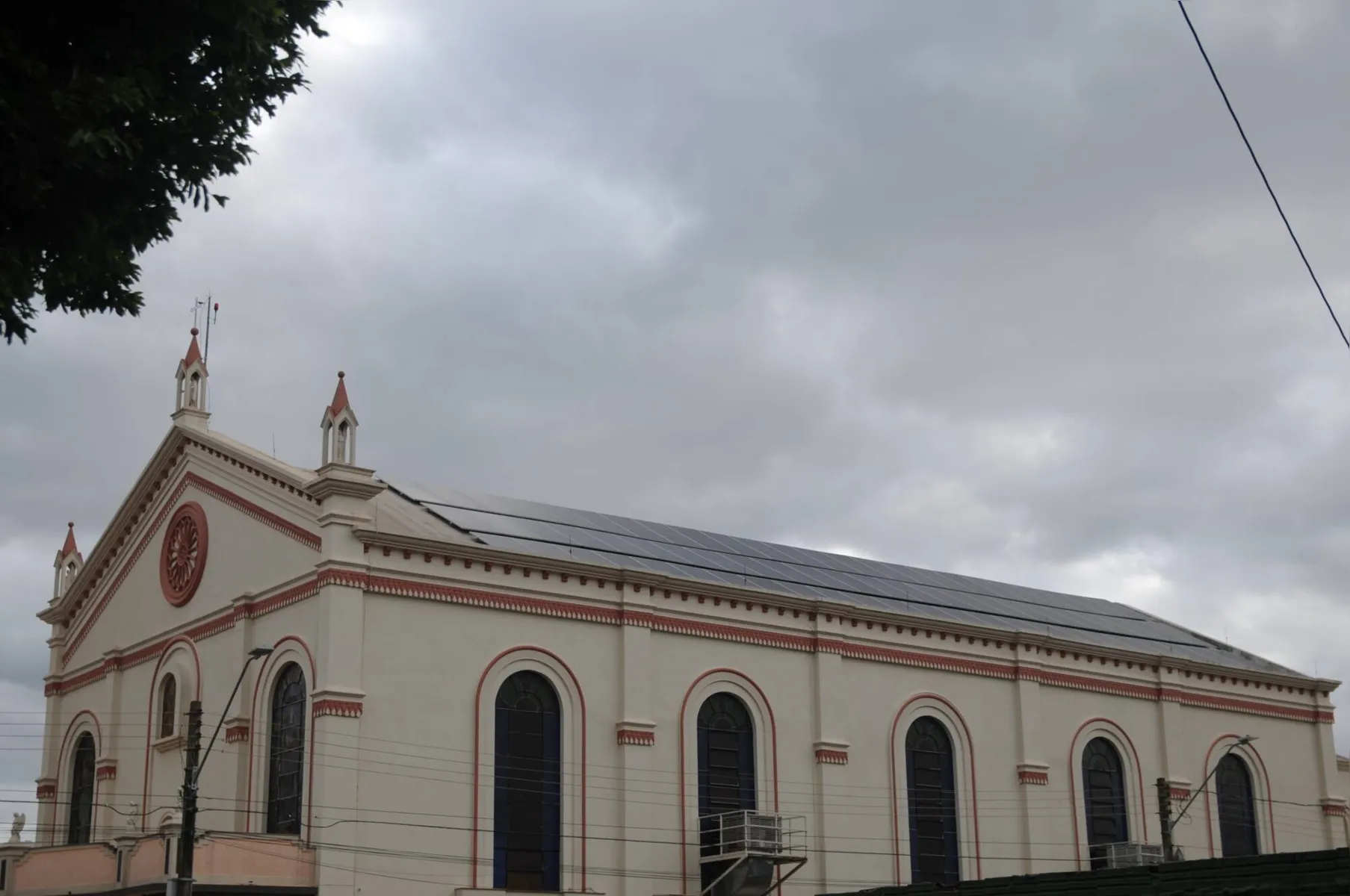 O Santuário de Nossa Senhora Aparecida do Norte do Paraná, na Vila Nova (região central), em Londrina, instalou recentemente 72 painéis fotovoltaicos que podem gerar até 5 mil kW por mês.