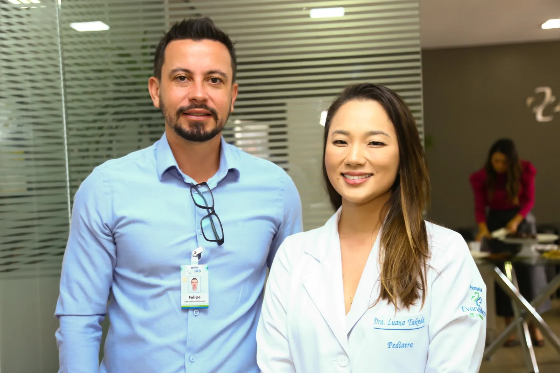Diretor do Plano de Saúde Hospitalar, Felipe Leme e Dra. Luana Takeda, coordenadora médica do pronto-socorro infantil do Hospital Evangélico de Londrina