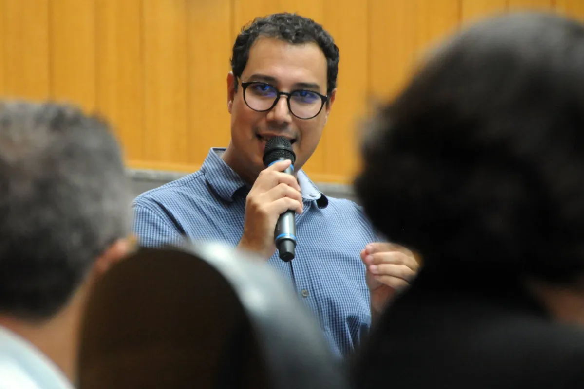 O jornalista e cientista social Fabio Luporini participou da sessão para falar sobre o lançamento do livro Trajetória de fé - da capelinha ao Santuário de Nossa Senhora Aparecida. O convite foi feito pelo requerimento nº 4/2023, de autoria do vereador Nantes (PP).