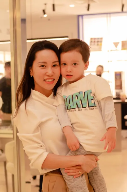 Dra. Fabiana Nishitani e o filho, Antônio