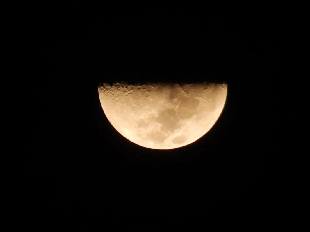 Imagem ilustrativa da imagem #A CIDADE FALA - Lua crescente
