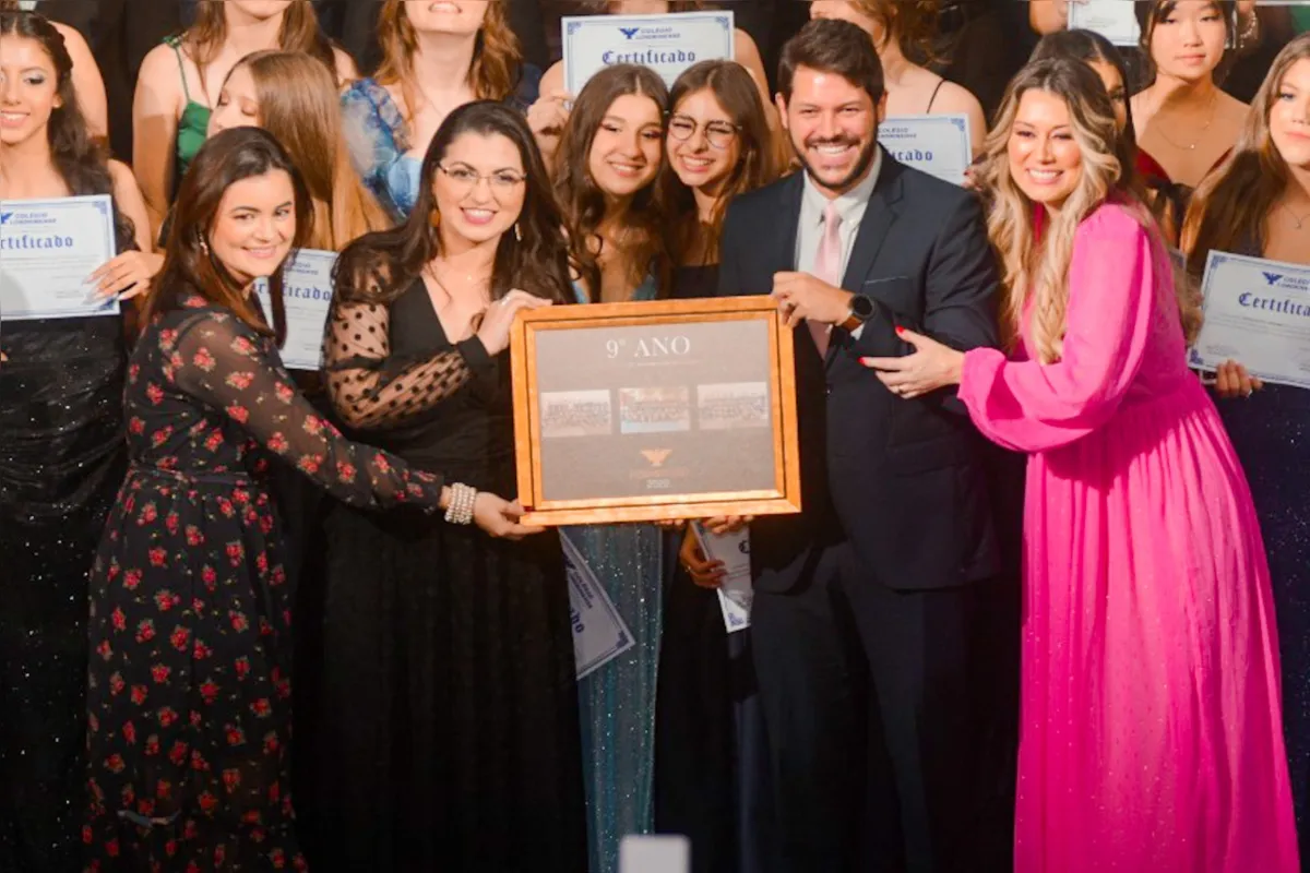 A orientadora do Ensino Médio Franciele Guassu dos Santos, a coordenadora do Ensino Médio Simone Aparecida Prins, Giovana Pedrazani Fernandes, Isadora Ribeiro Rodrigues, o coordenador Murillo Bernardi Rodrigues e a orientadora Katiucia Montalvão Emerick