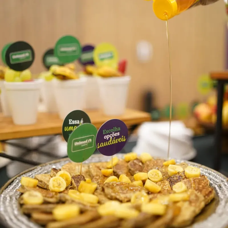Mesa de café da manhã com panqueca de banana, especialidade da chef Adriana Castro